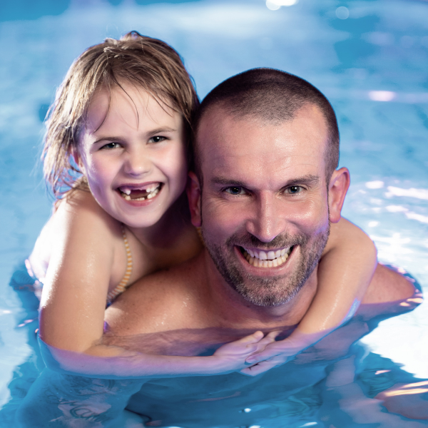 ein Mann und ein Kind in einer Therme