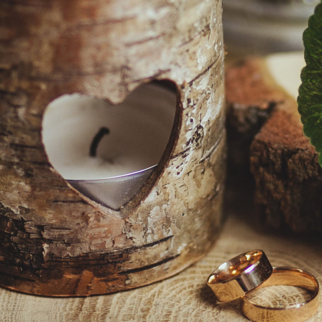 Holz Herz mit Kerze und Ringen